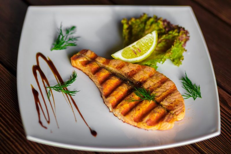 Saumon grillé, légumes de saison